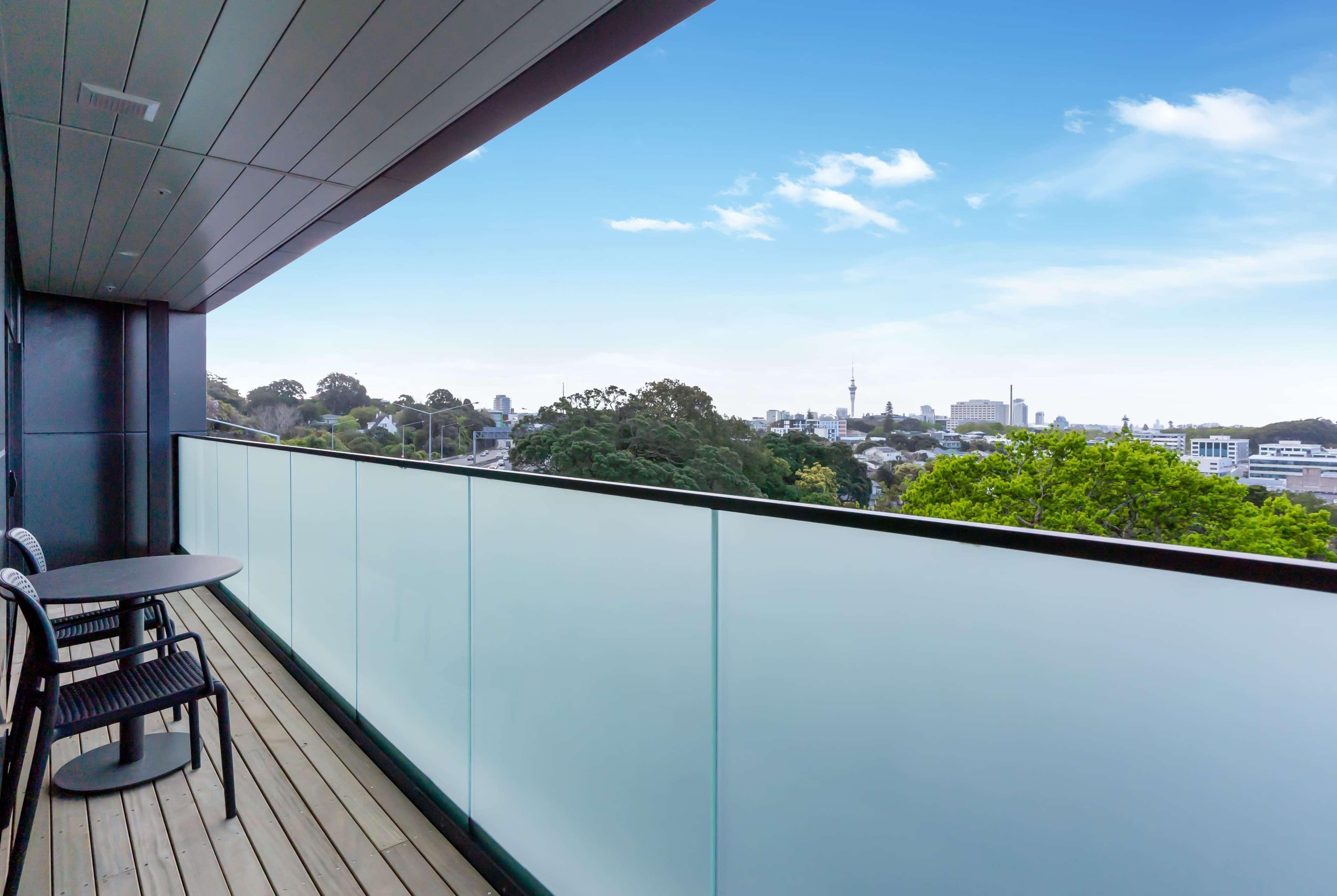 Ramada By Wyndham Newmarket Auckland Exterior foto