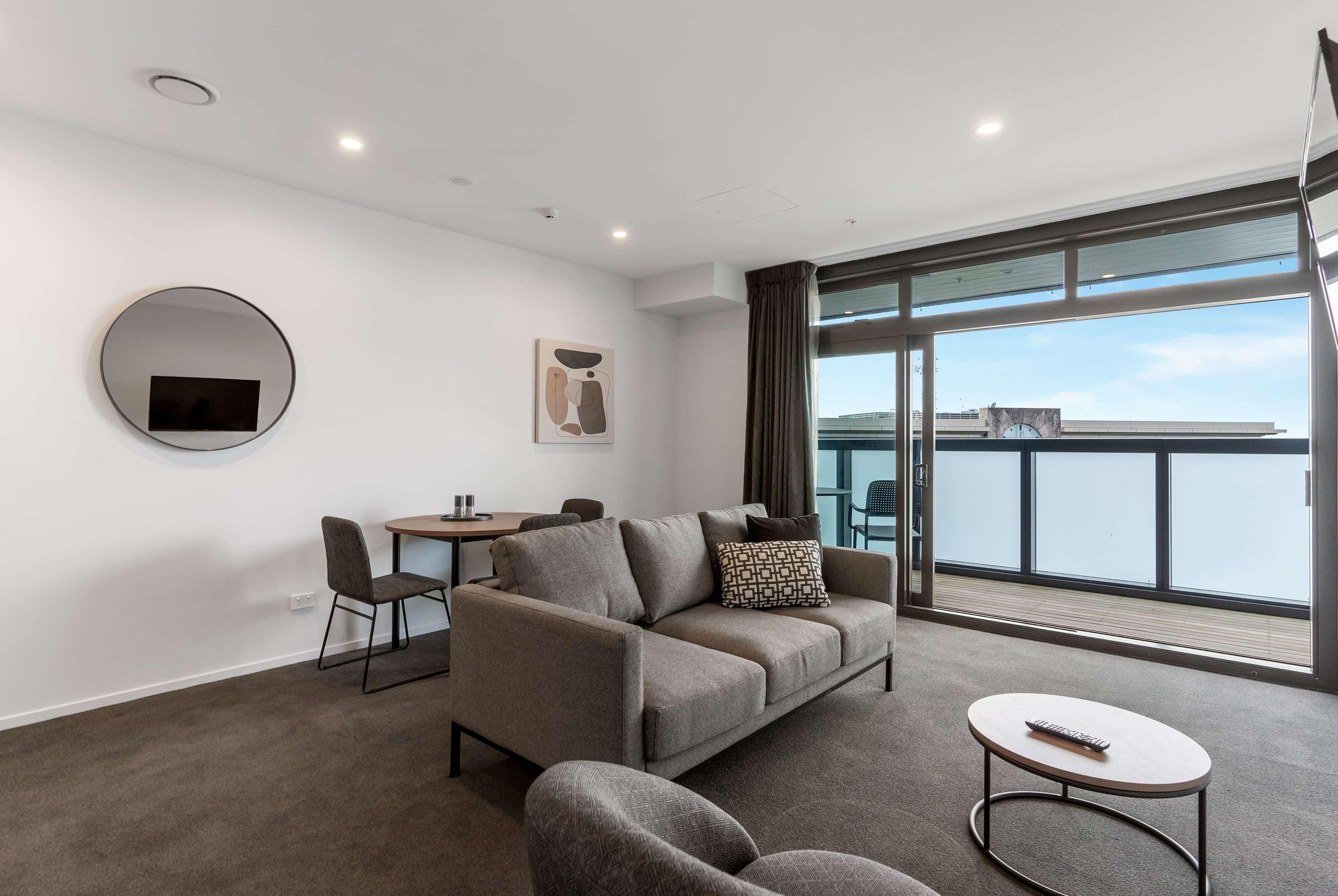 Ramada By Wyndham Newmarket Auckland Exterior foto