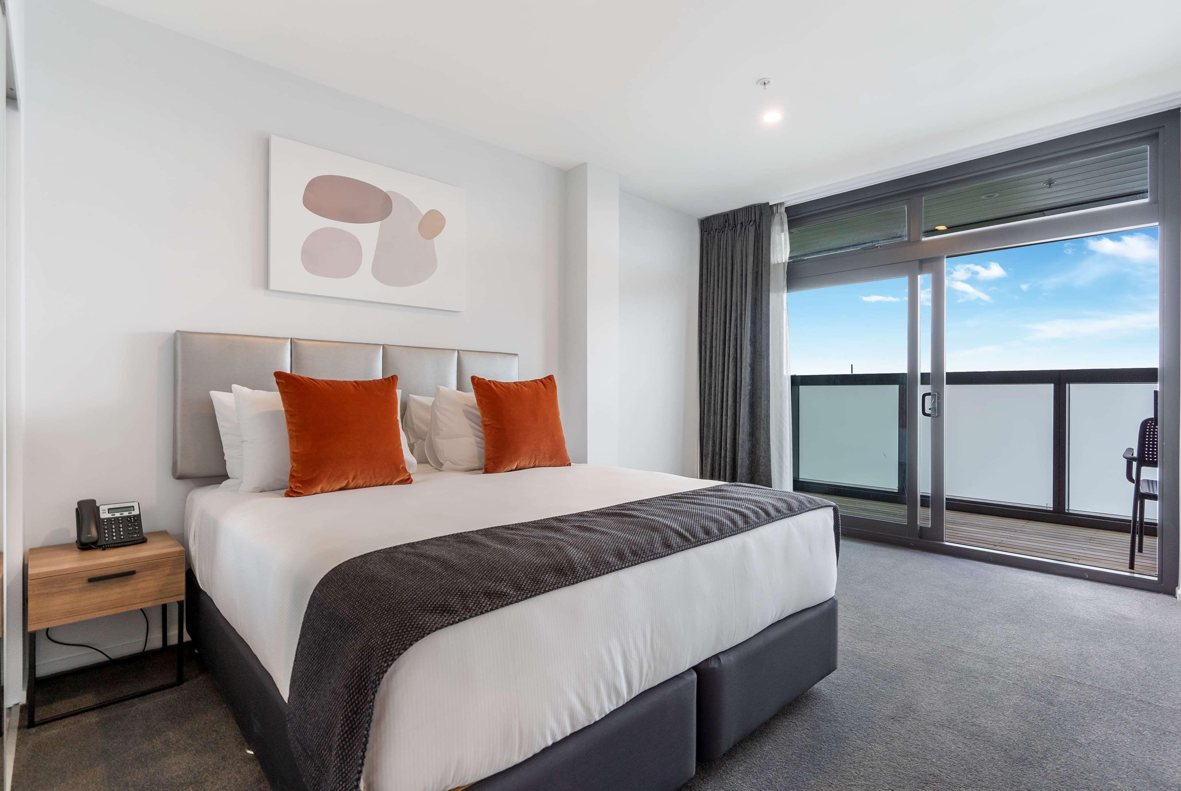 Ramada By Wyndham Newmarket Auckland Exterior foto