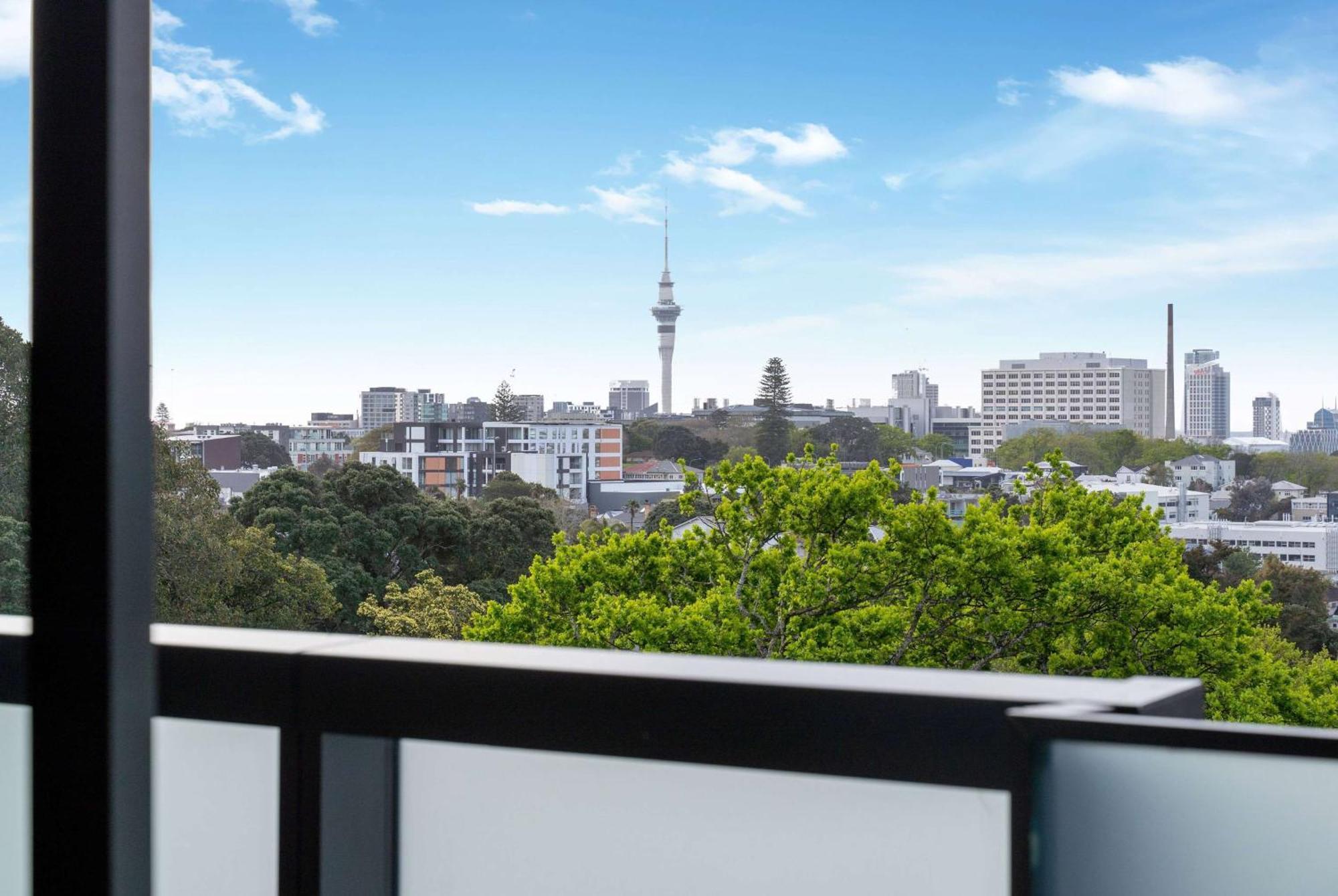 Ramada By Wyndham Newmarket Auckland Exterior foto